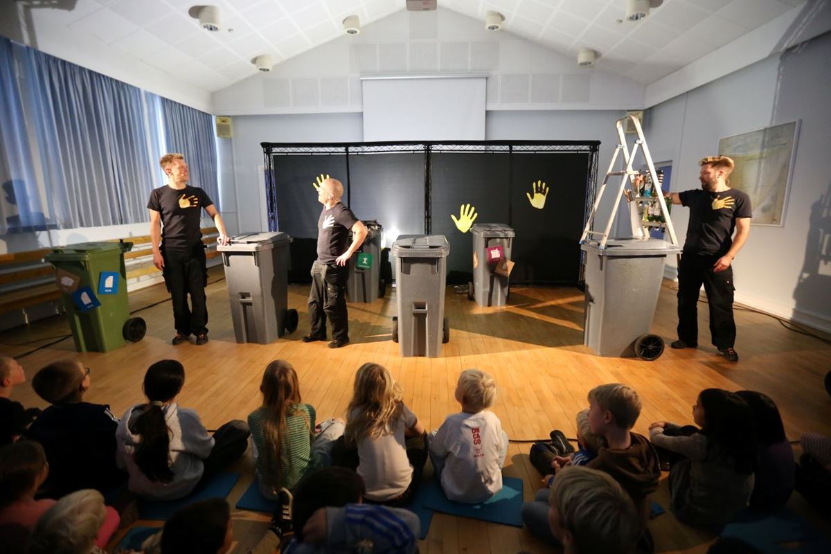 Fuldt hus til teaterforestilling i Ubby