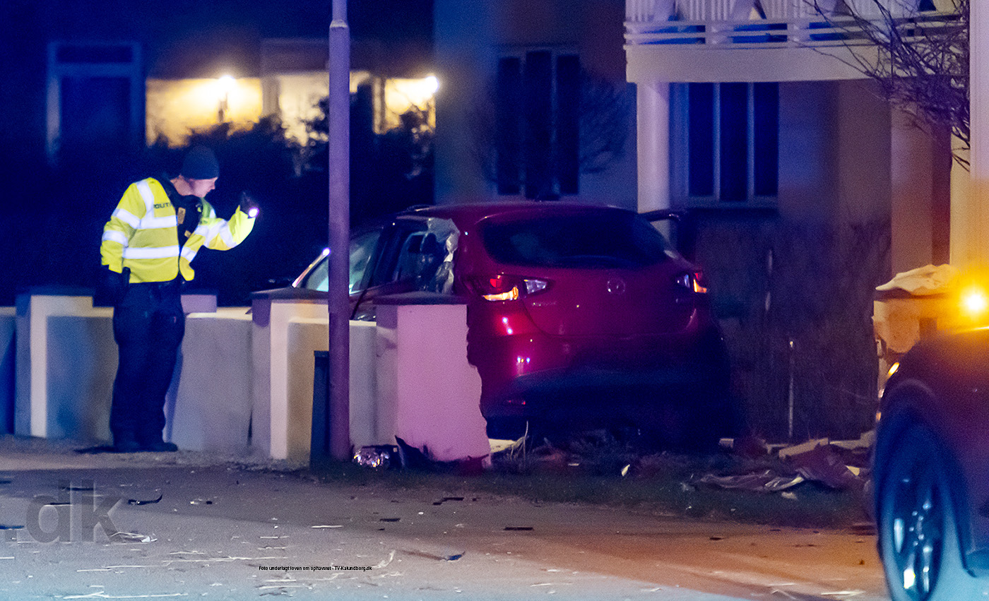 Biljagt endte gennem mur