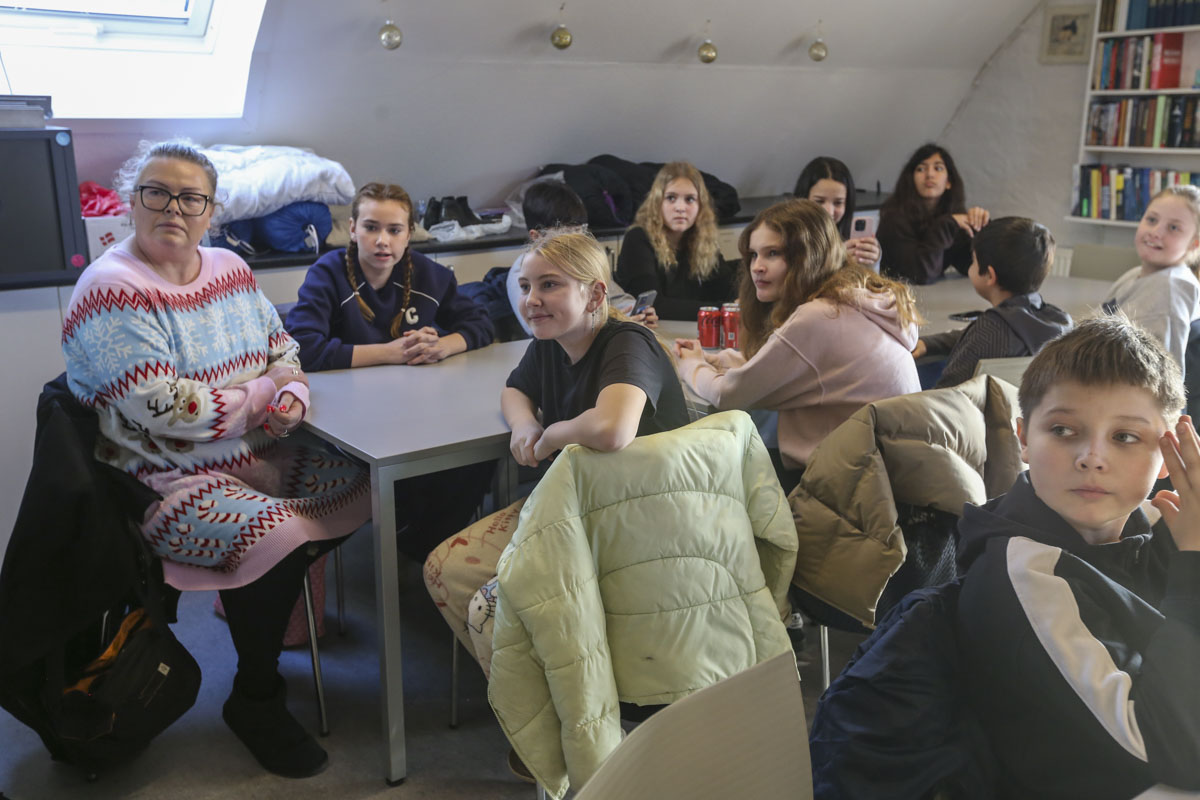 5.b afleverede julepakker til Medborgerhuset