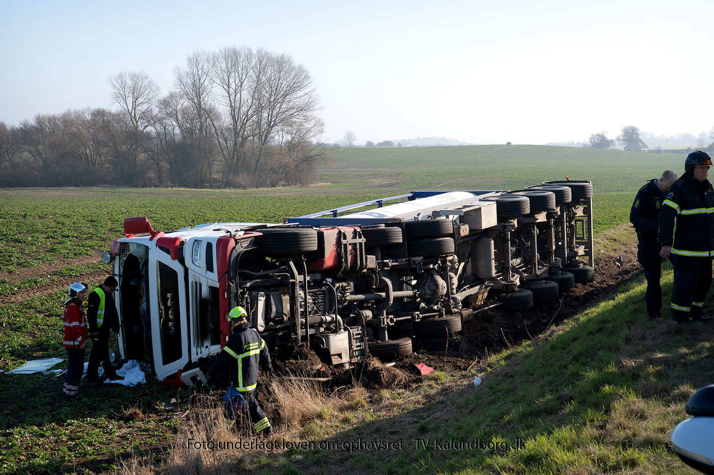 Lastbil væltet på Rute 23