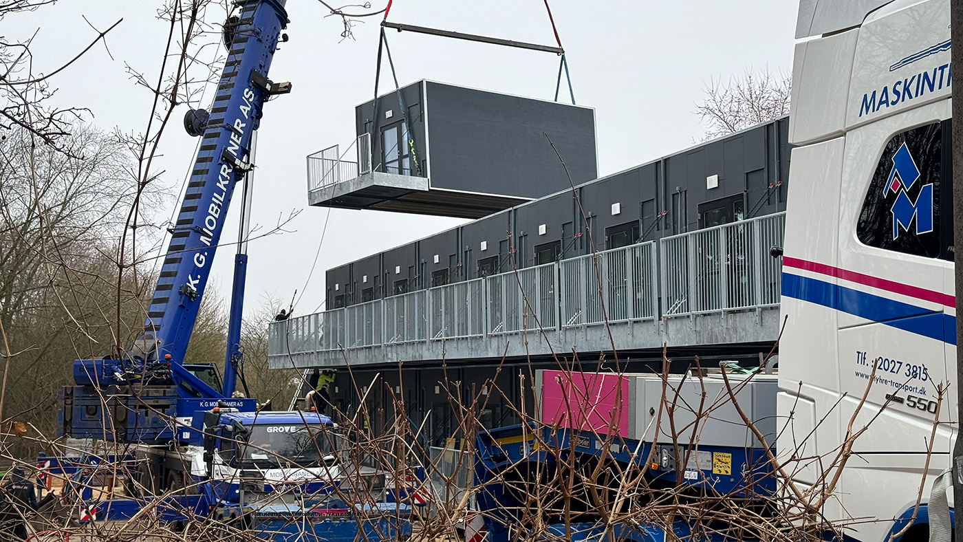 Nye ungdomsboliger løftet på plads