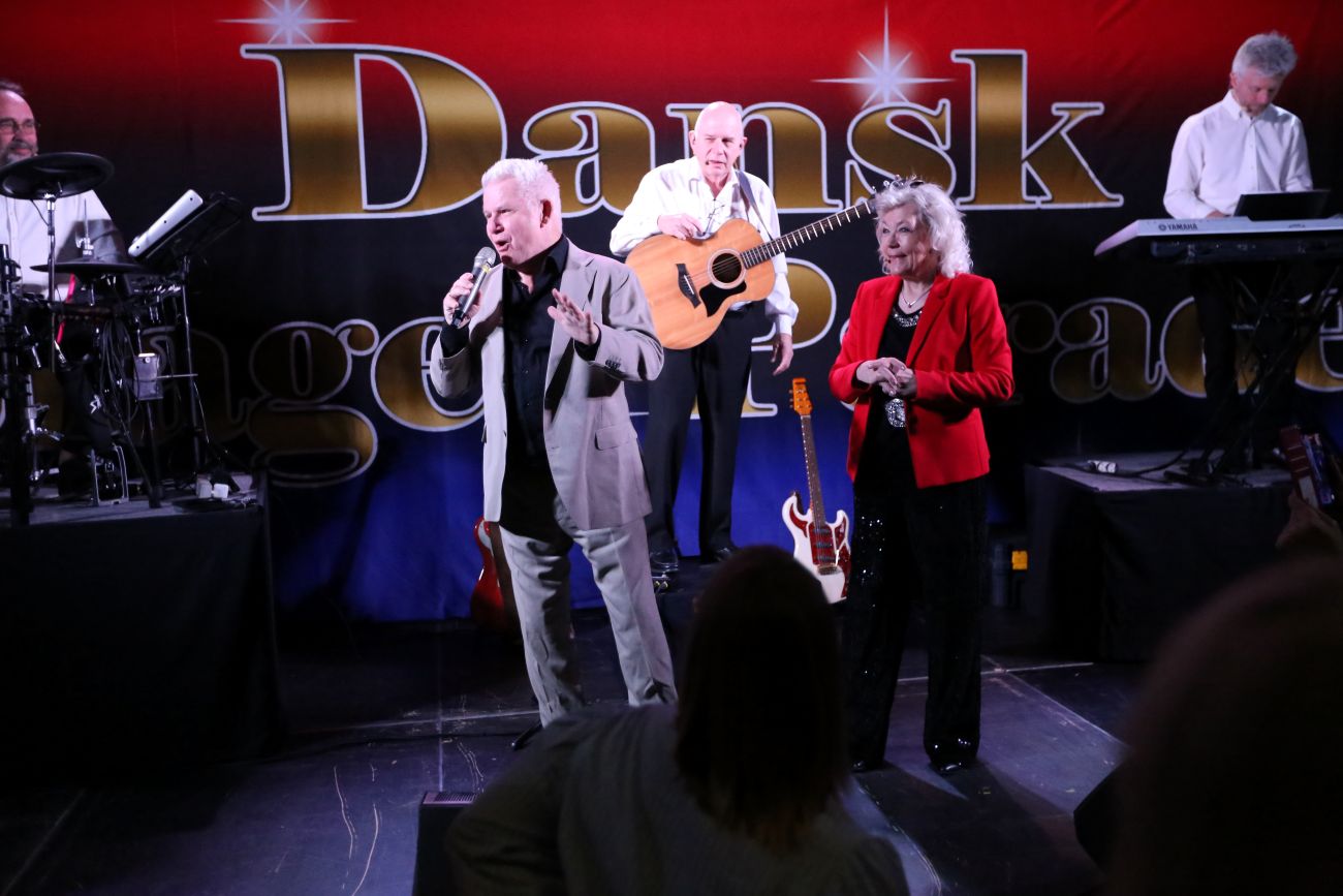Alle sang med i Gørlev Hallen til  Dansk Slager Parade