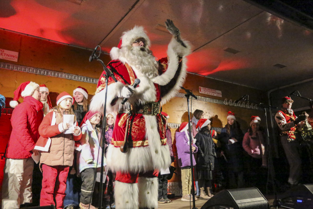 Så kom der lys på byens juletræ