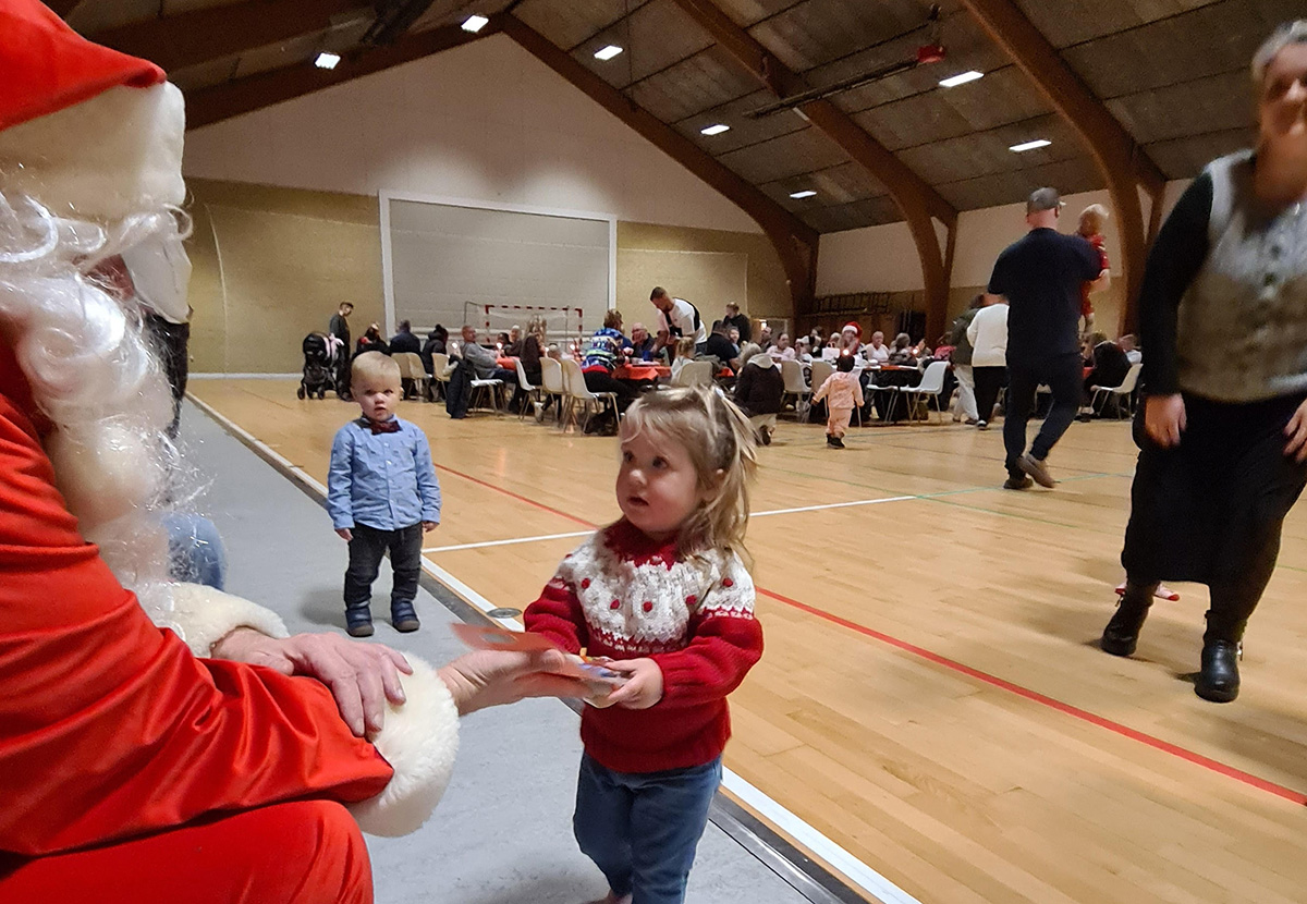 Stemningsfuld juletræsfest i Gørlev-Hallen