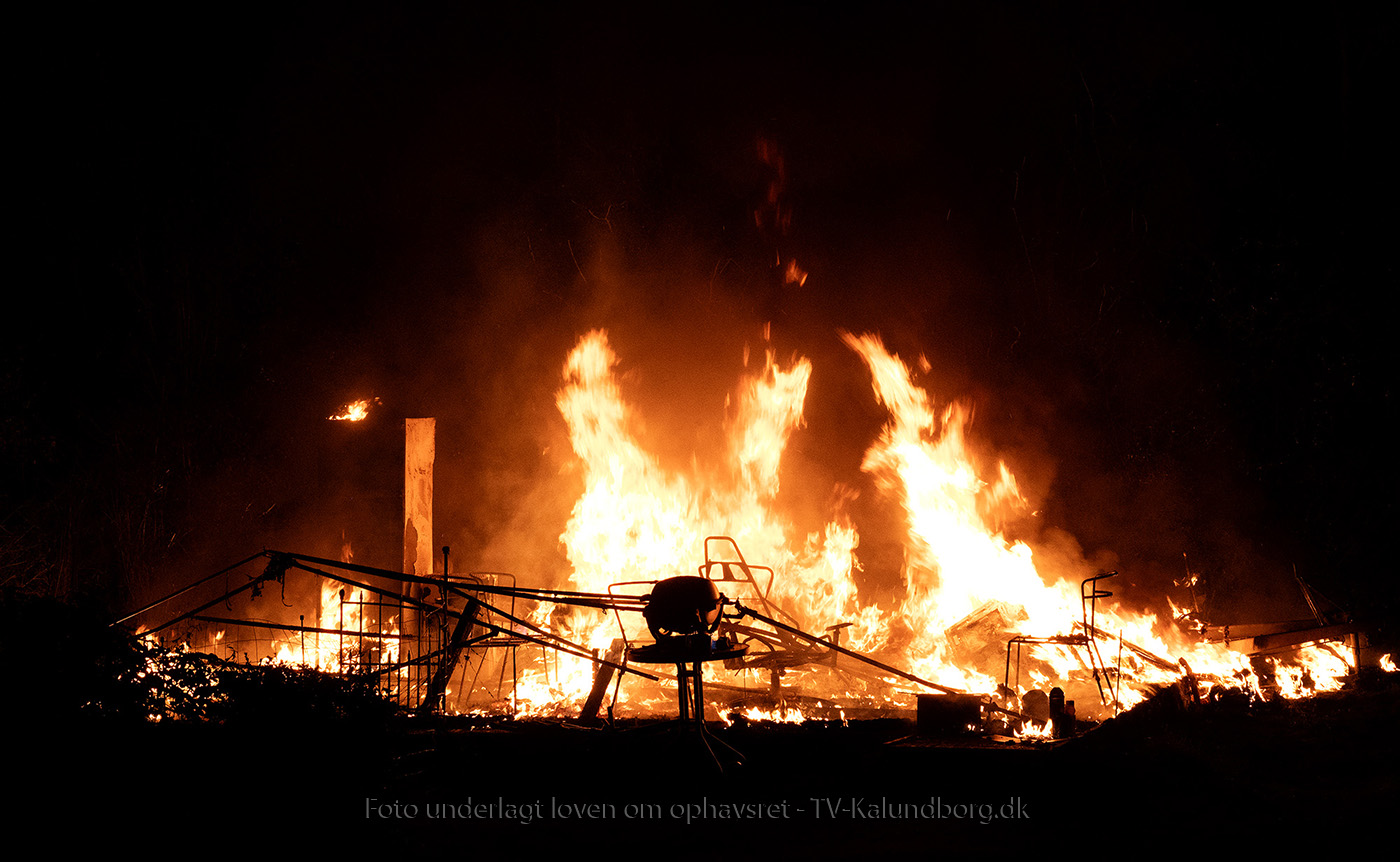 Video: Campingvogn gik op i flammer på campingplads