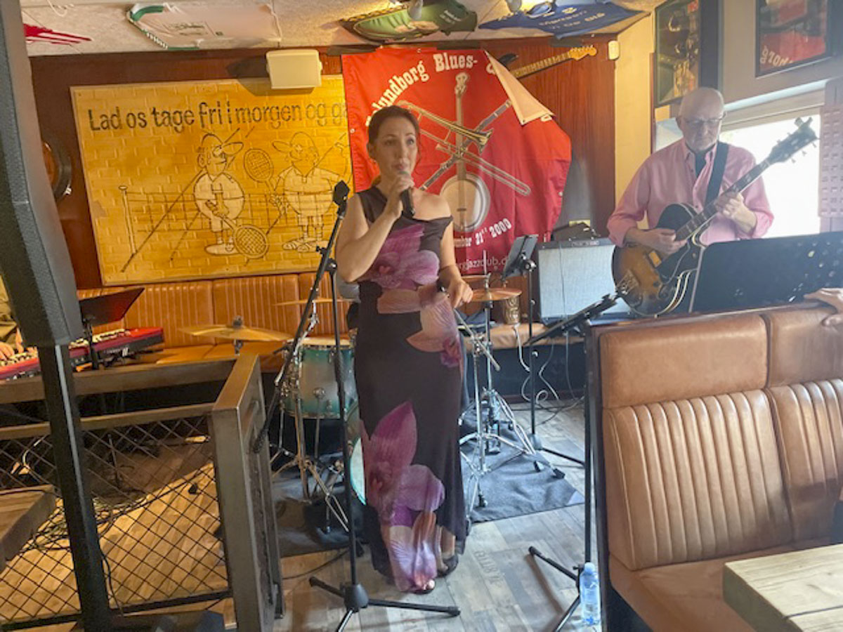 Under byens tage begejstrede på Kontoret