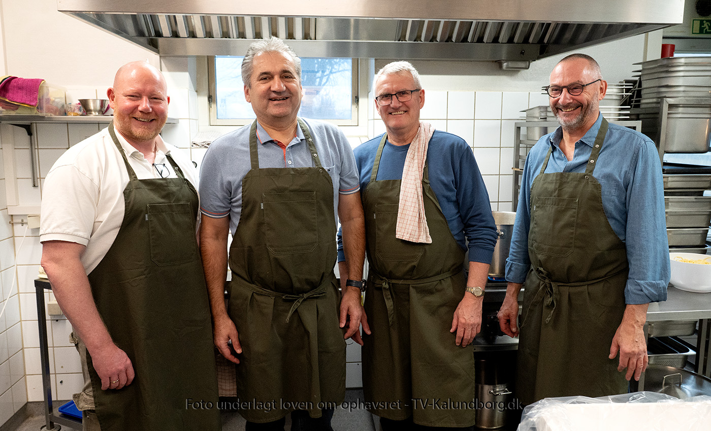 Kommunens direktører havde skiftet skrivebord ud med forklæde og grydeske