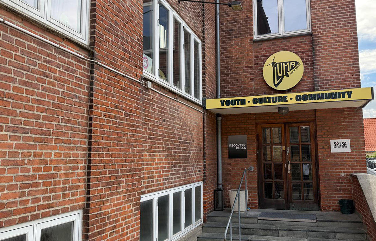 Nyt skilt byder de unge velkommen i LUMA Ungehus