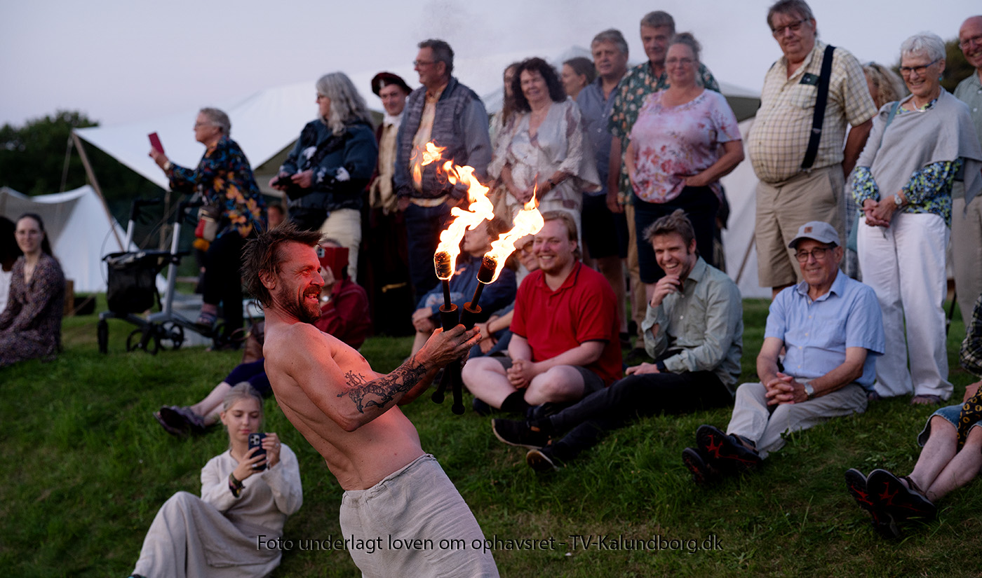 Video: Festival med gøgl, akrobatik og ildshow