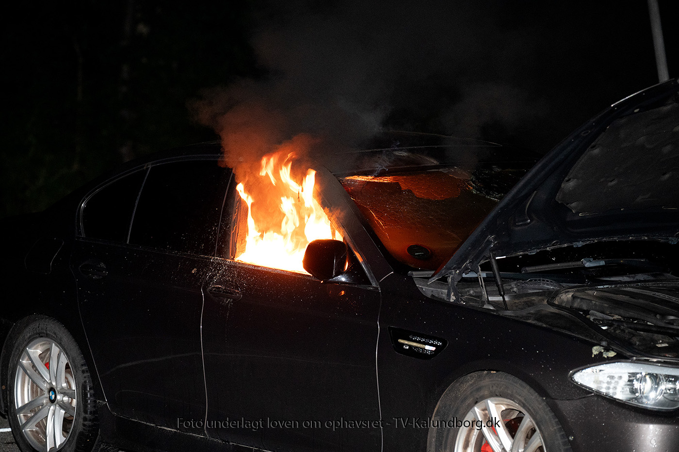 Politiet efterlyser vidner til bilbrand