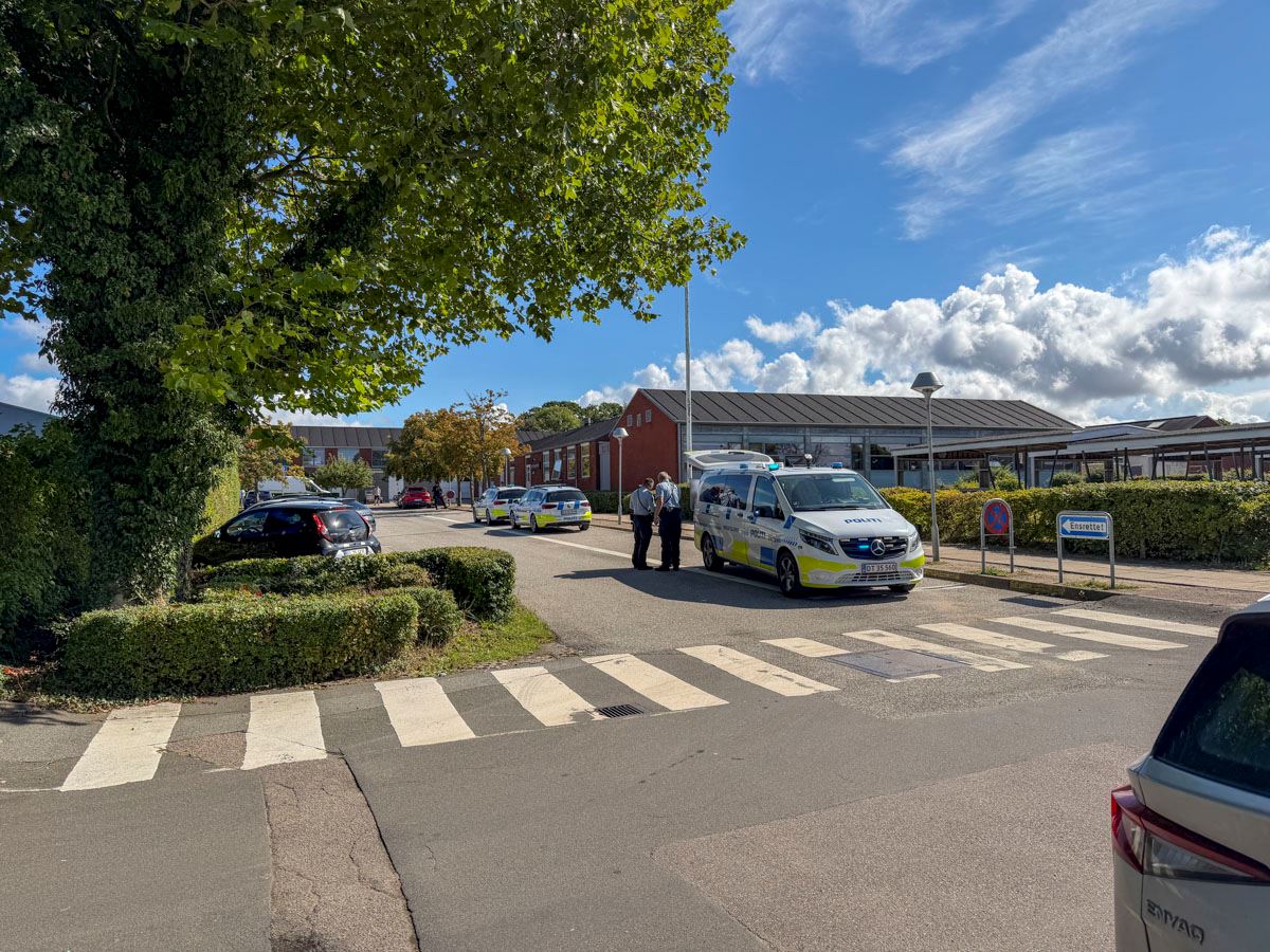 Fem drenge sigtet efter sprængning ved skole
