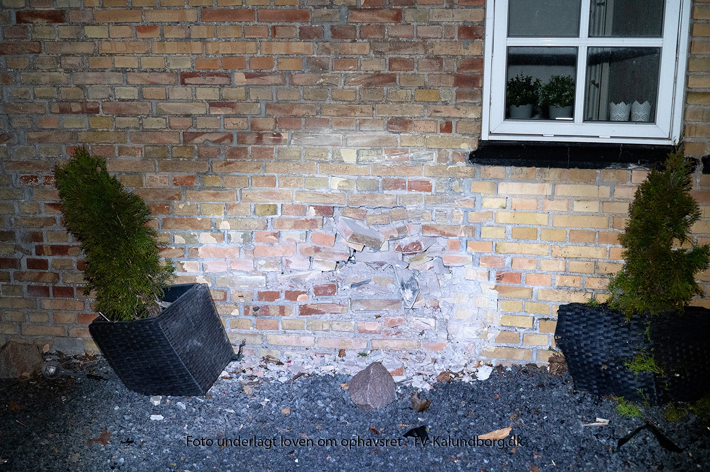 Påkørte hus og flygtede fra stedet