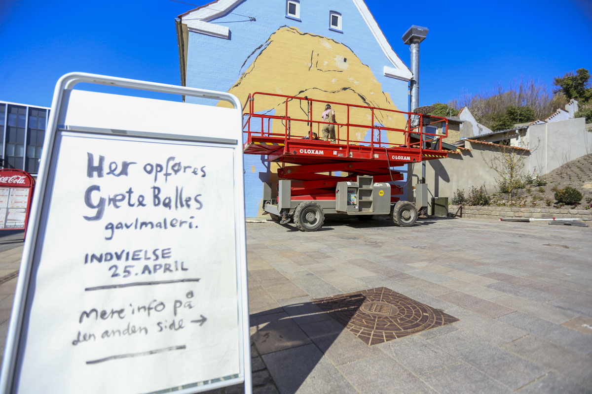 Nu begynder Grete Balles gavlmaleri at tage form