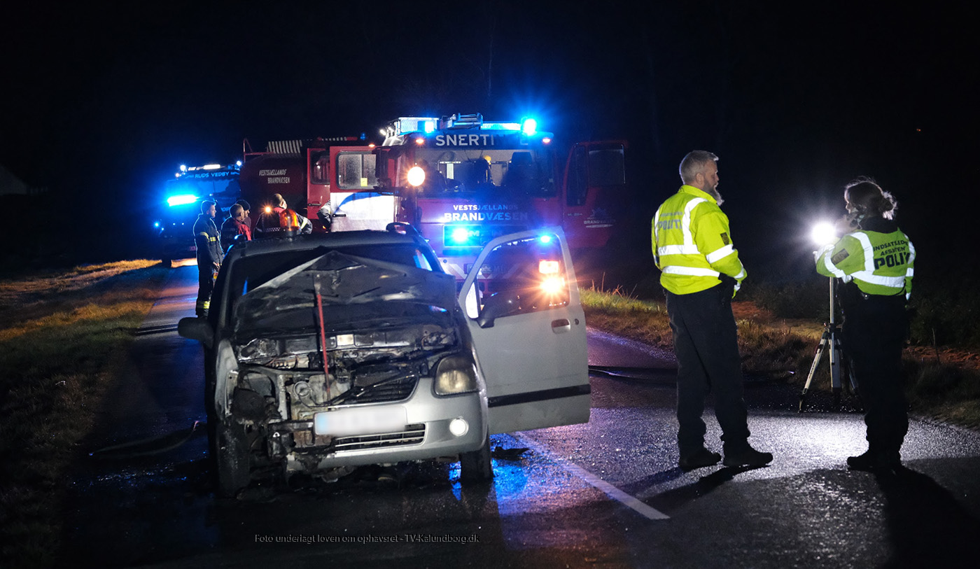 Mand reddet ud af brændende bil
