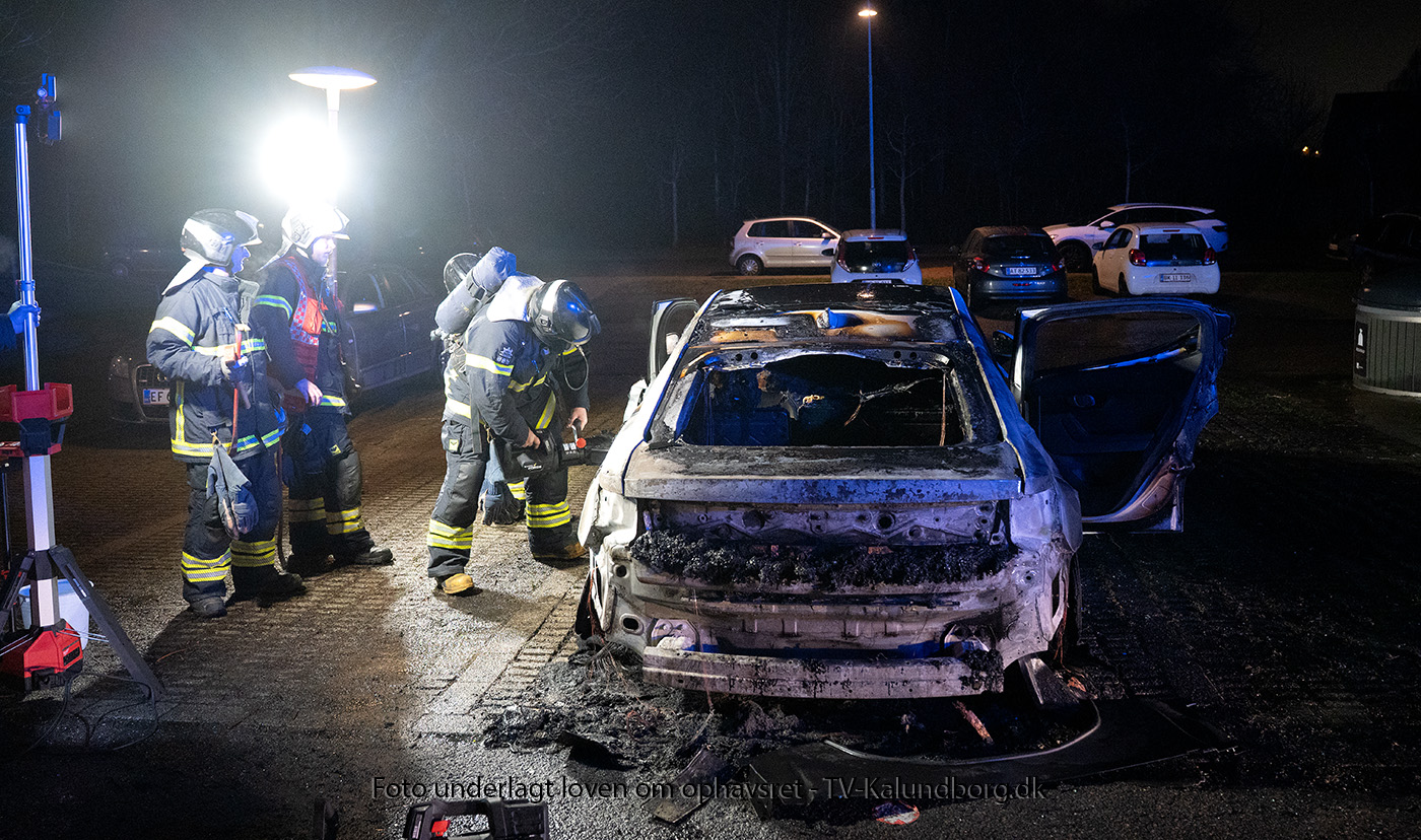 Biler sat i brand natten til søndag