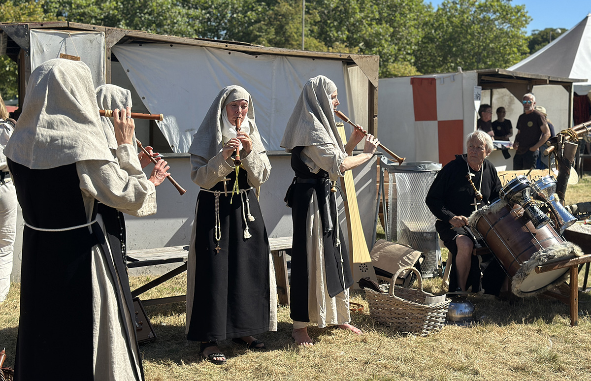 Det vrimler med gøglere, riddere, musikanter og handelsfolk
