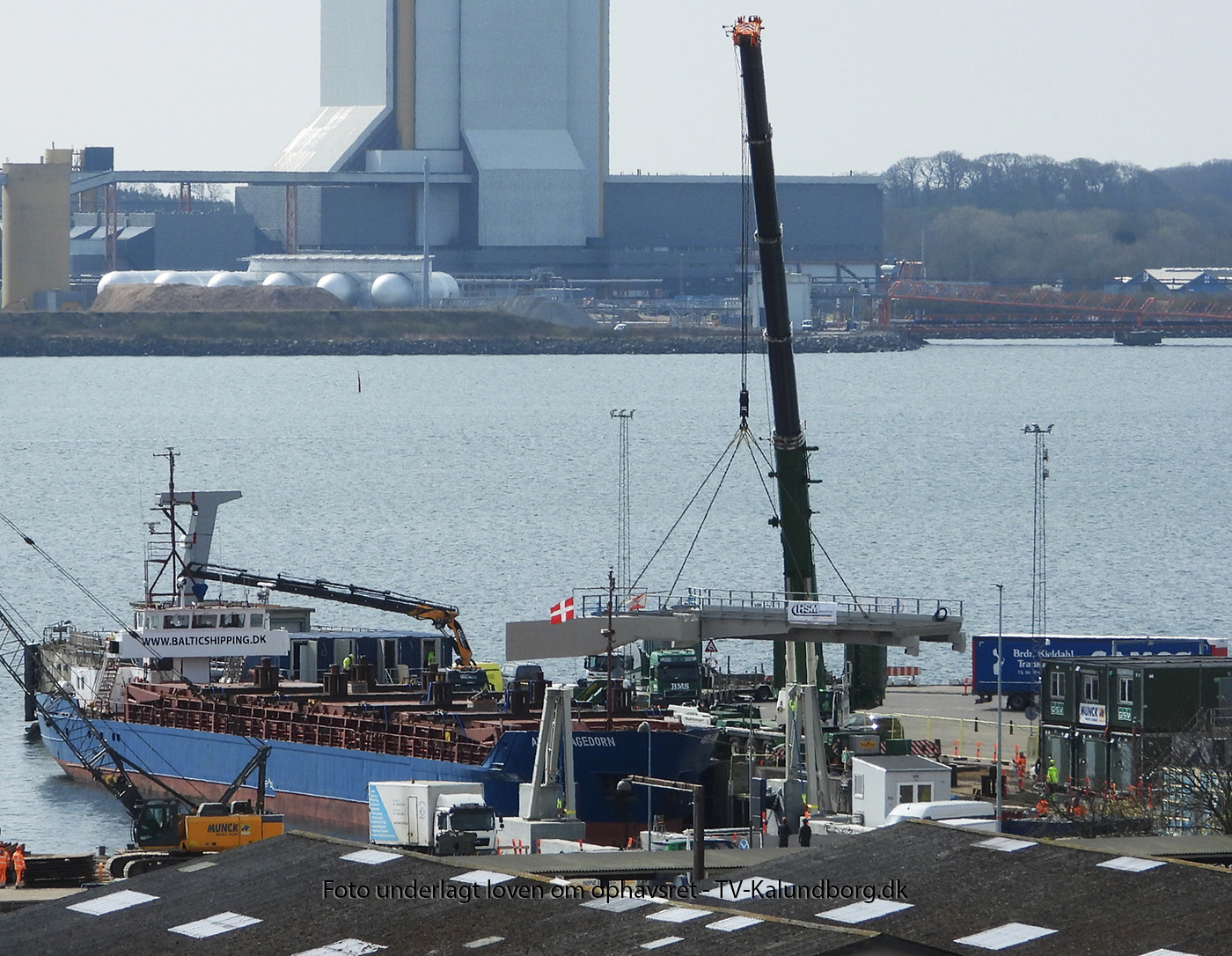 Broklap til ny elfærge løftet på plads