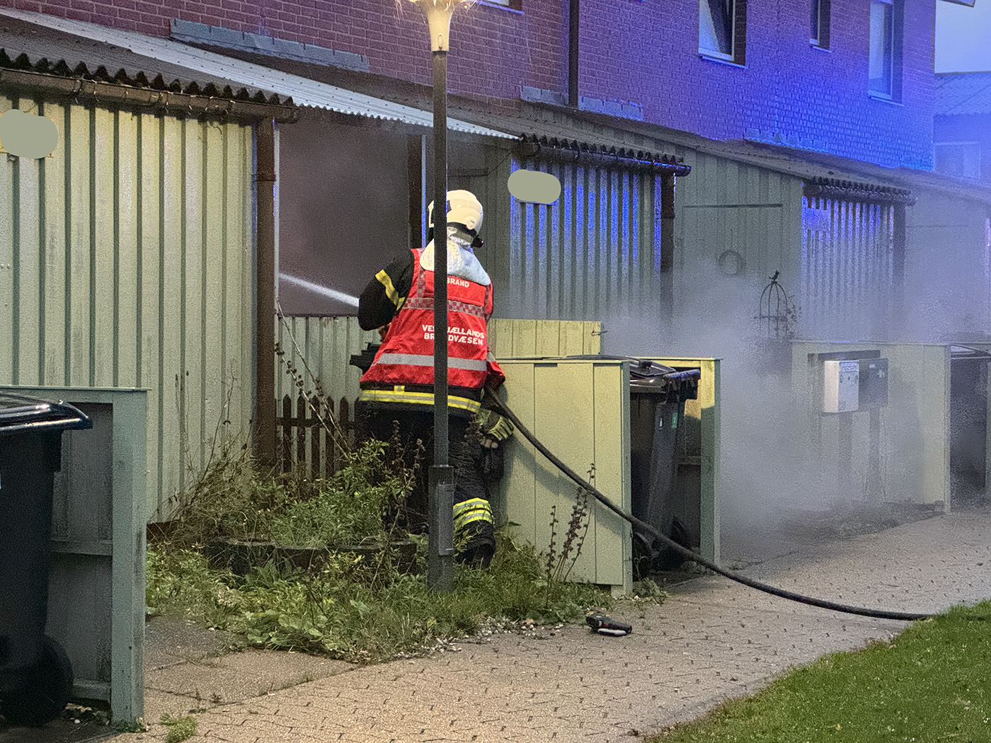 Brandvæsnet fik hund ud af brændende rækkehus