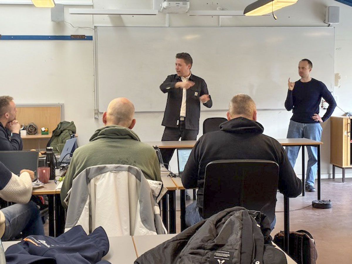 NEG fik besøg af politikere