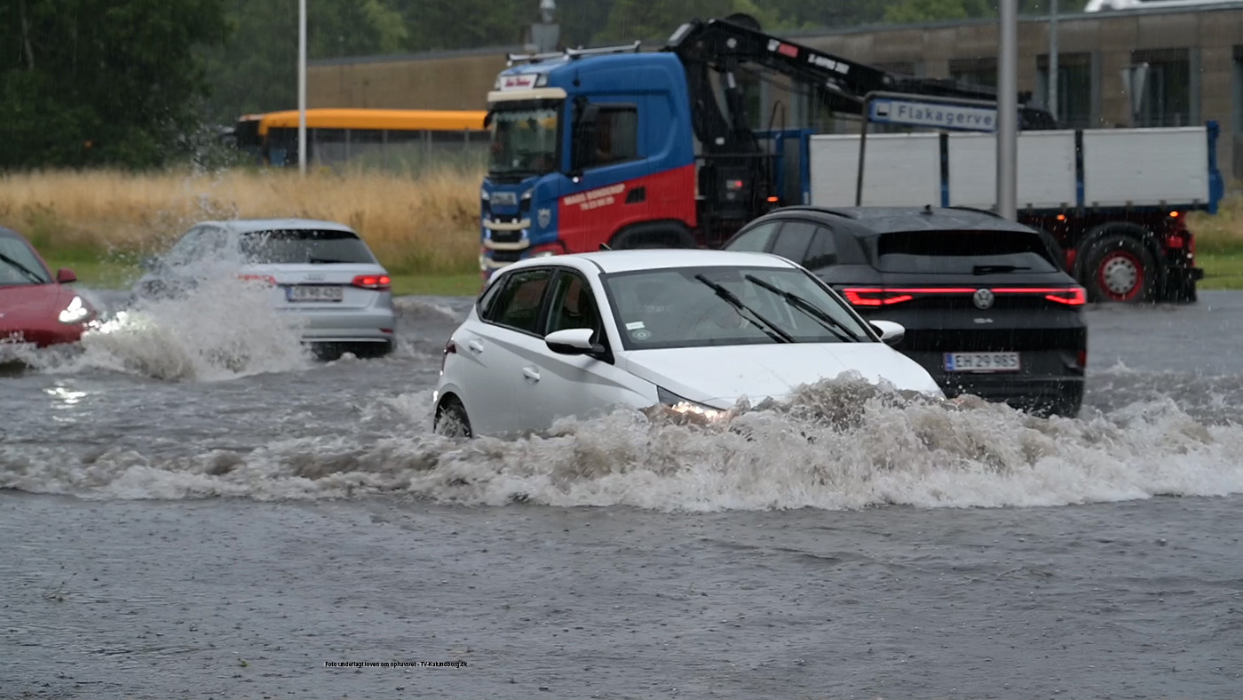 Video: Indfaldsvej oversvømmet efter skybrud