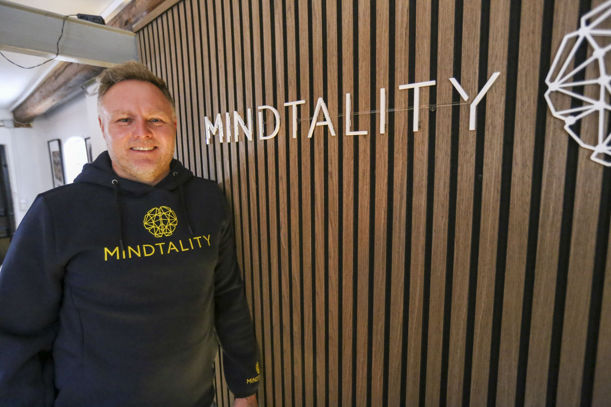 Tommy har været helt nede og vende - nu hjælper han andre