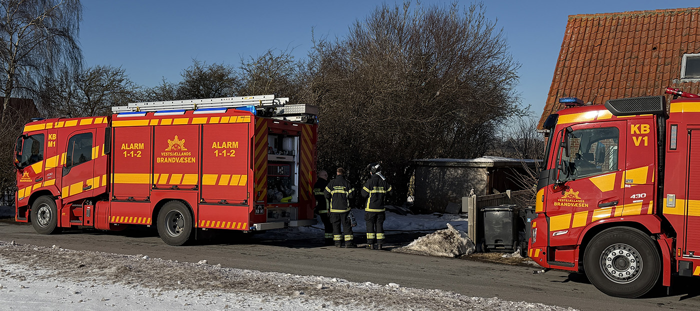 Bygningsbrand i hus med flammer og røg