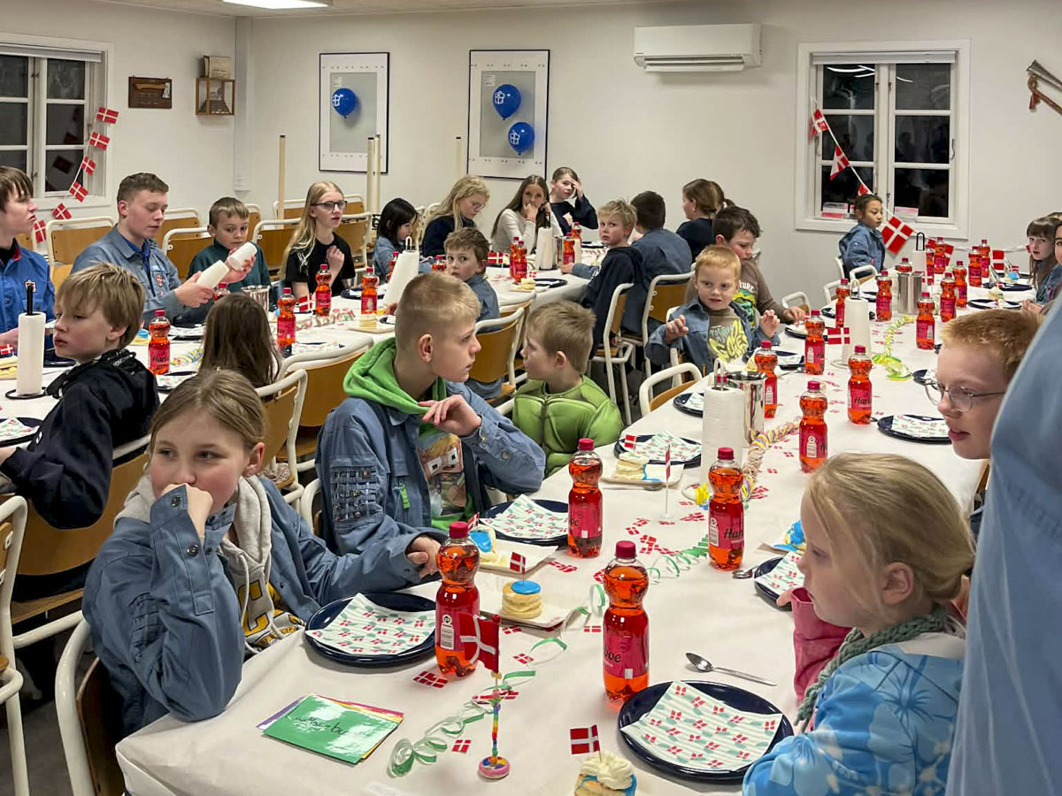 80 år i lyseblåt: Jubilæumsfejring med maner i FDF Ubby