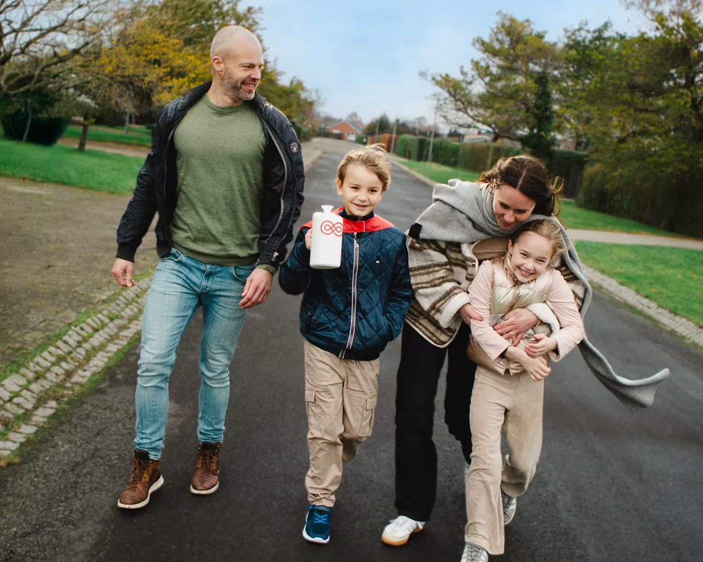 På søndag banker fællesskabet på døren.