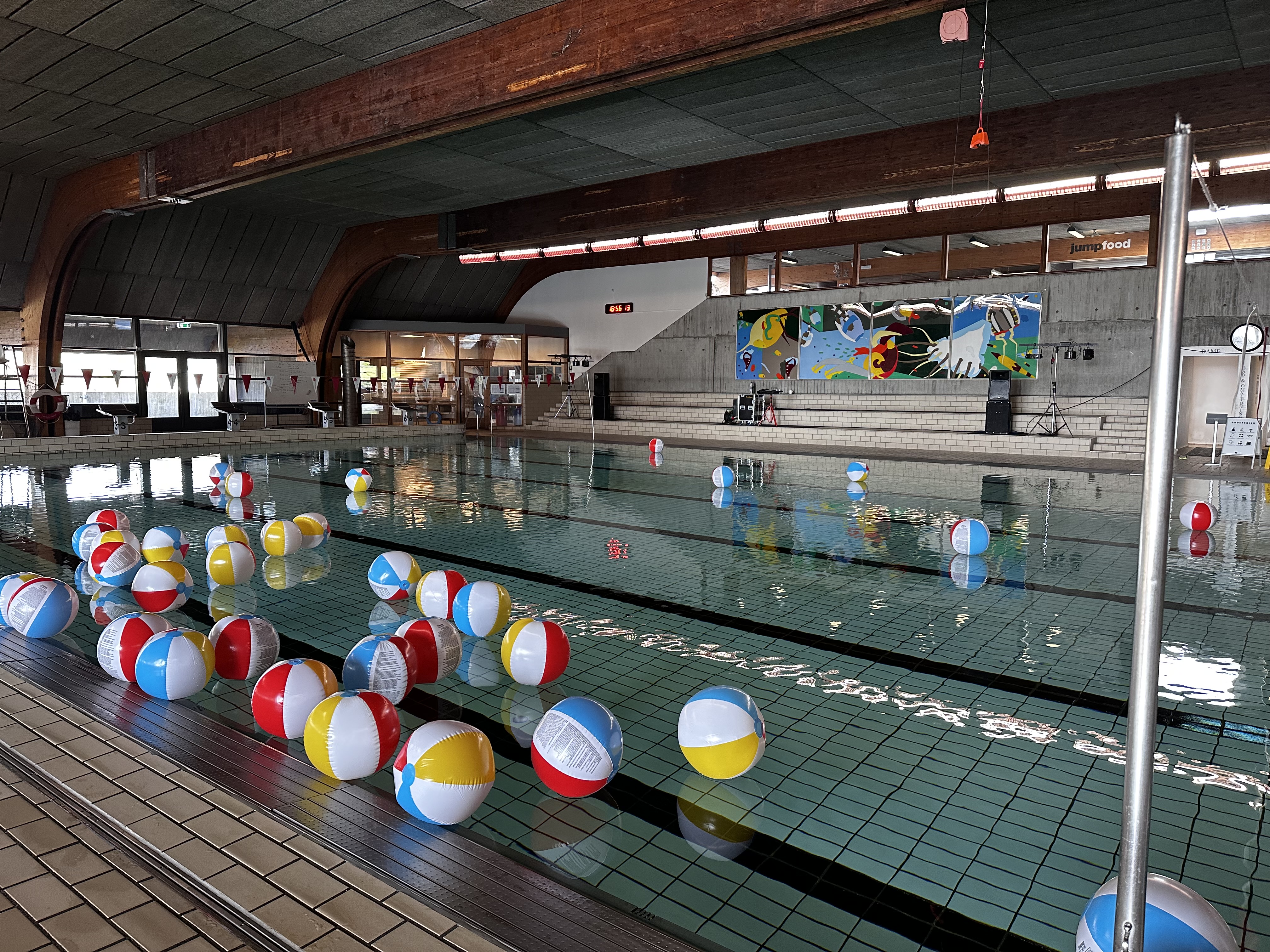 Poolparty i svømmehallen