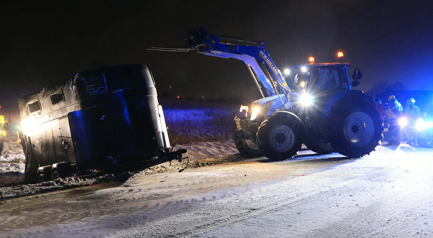 Ulykke med hestetrailer spærrede vejen