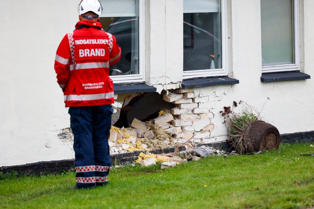 Bil kørte ind i to huse