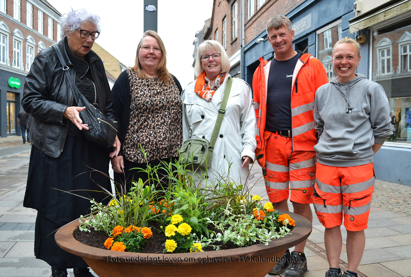Farverig blomsterudsmykning i gågaden