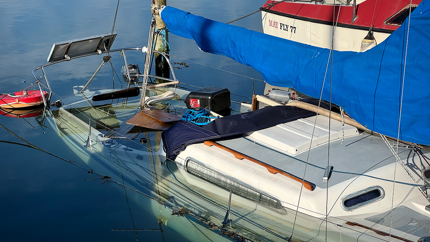 Sejlbåd er sunket efter hærværk