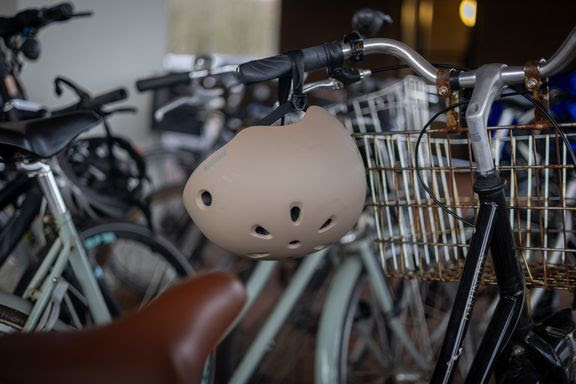  Unge vestsjællændere føler sig presset til at lade cykelhjelmen ligge: Den er ikke sej