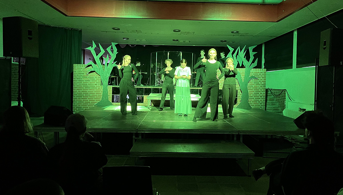 Gymnasieelever sætter nutidig Alice i Eventyrland på scenen