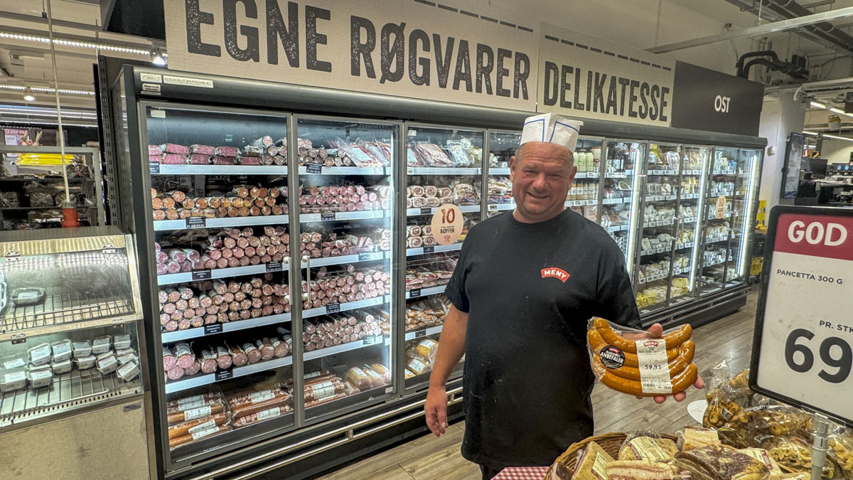 Brian har været pølsemager i Meny i 10 år - det fejres med smagsprøver