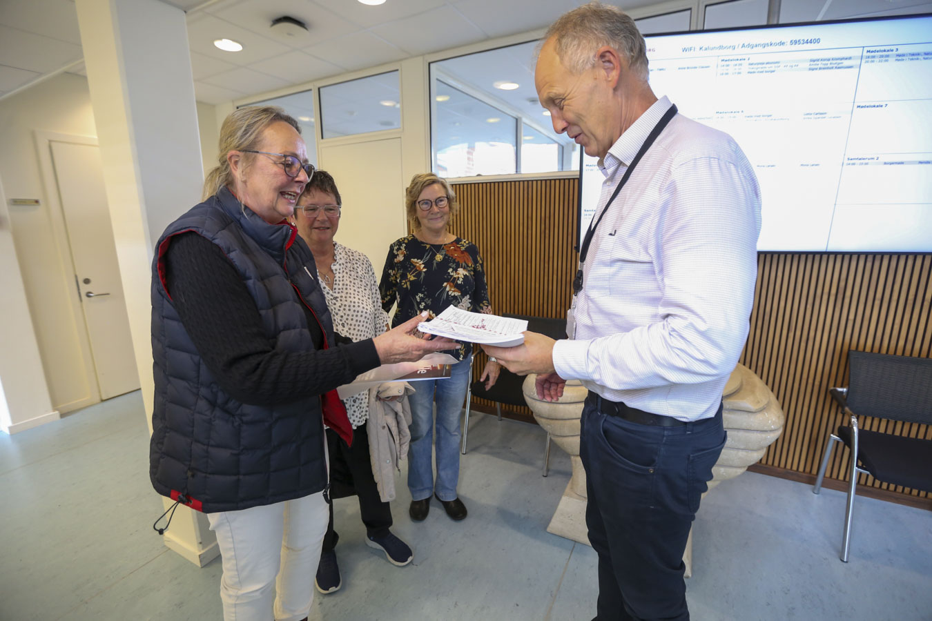 Underskrifter afleveret på borgmesterkontoret