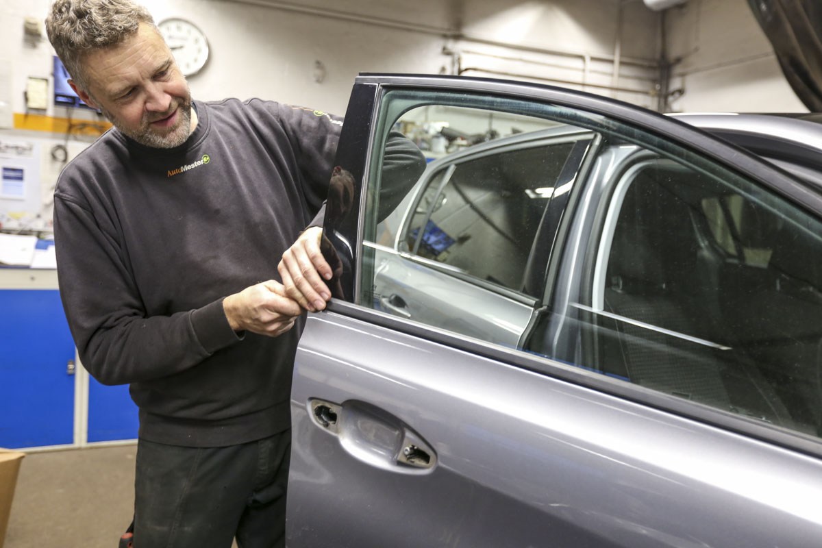 Michael har rettet buler ud i 25 år