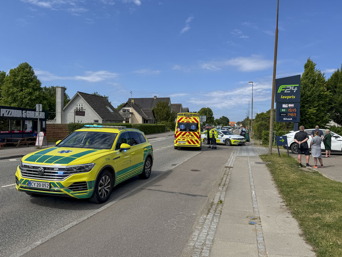 Bil og knallert i færdselsuheld