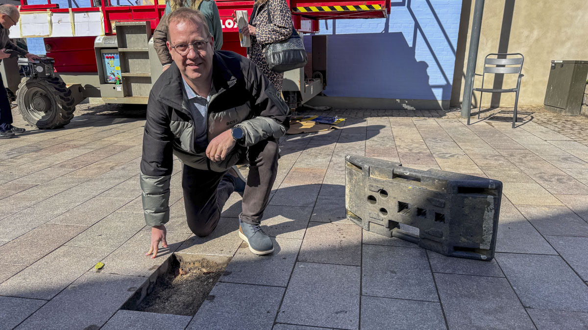 Flise forsvundet fra Solskinspladsen - dusør udloves