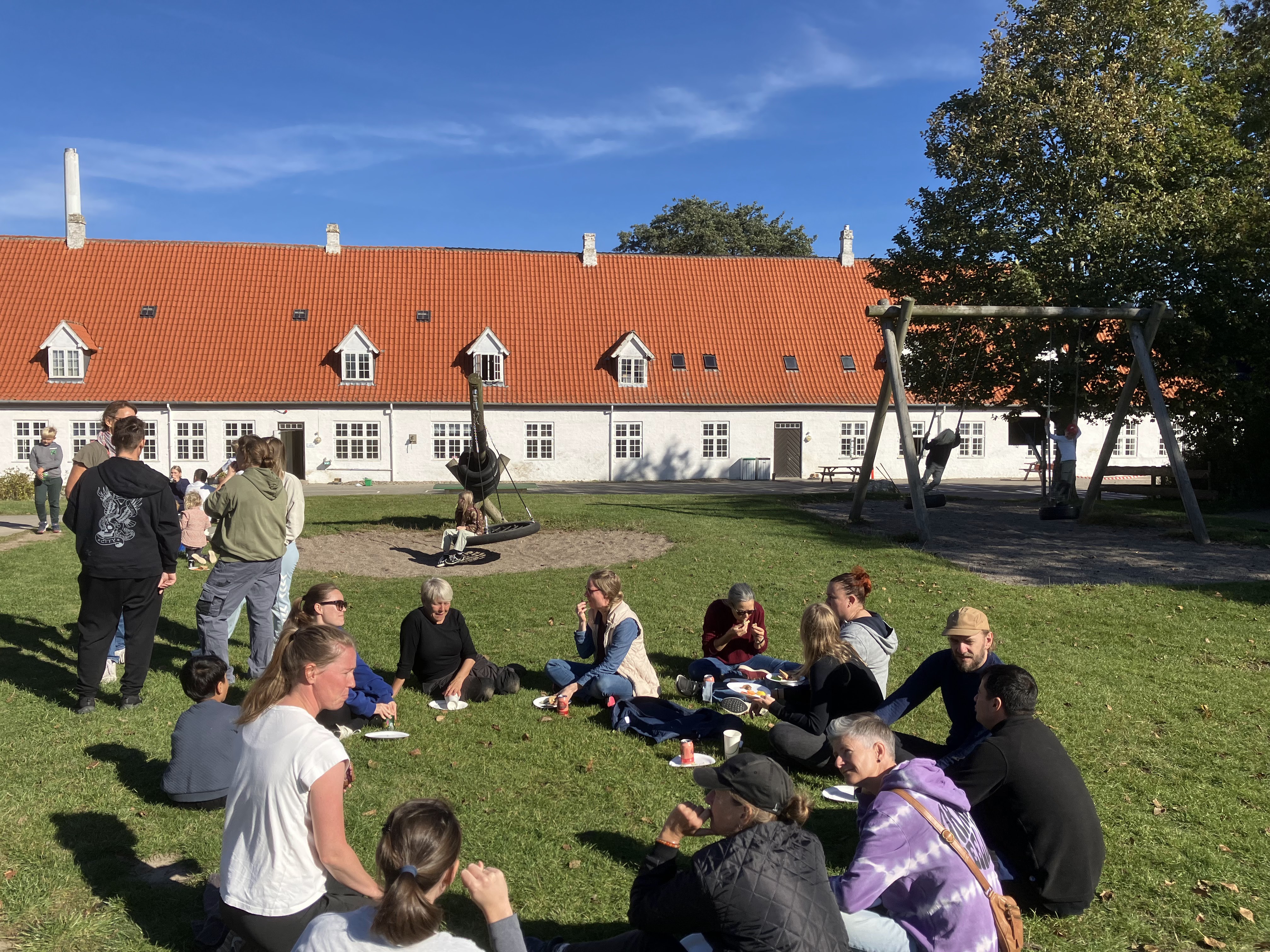 Samlede forældre og børn til arbejdsdag og ny tradition