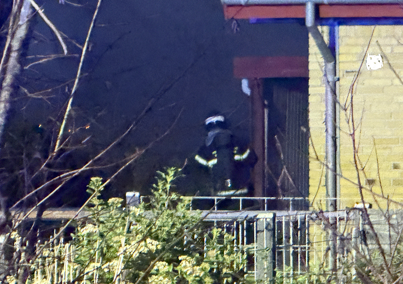 Carport nedbrændt i villakvarter – Bil reddet ud