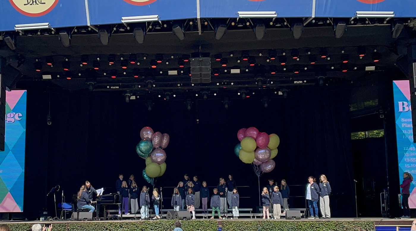 Lokalt børnekor på scenen i Tivoli