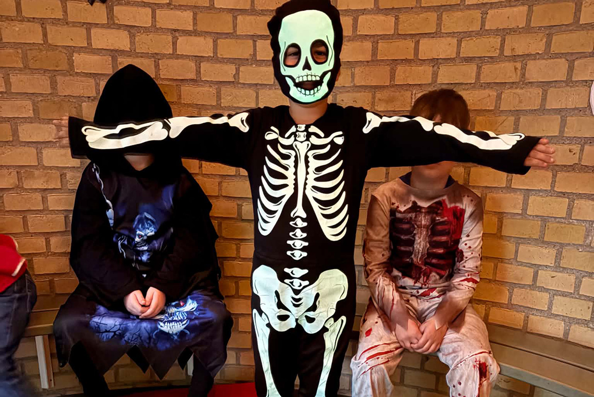 Udklædte børn mødtes til Halloween på Herredsåsen