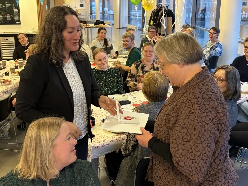 Lisbeth Hansen fik belønningsmedalje og hæder for 50 års tro tjeneste