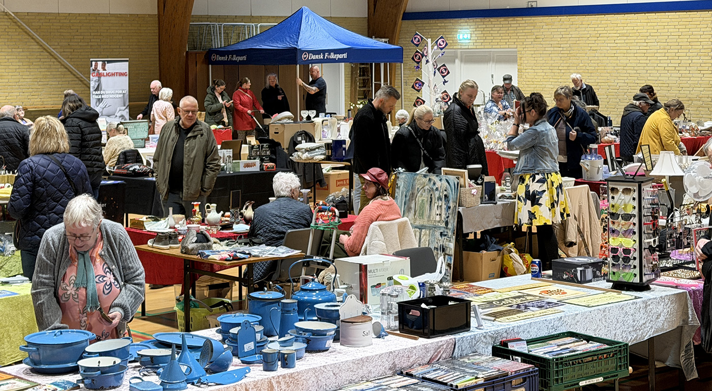 Velbesøgt hal til kræmmer- og loppemarked i Gørlev