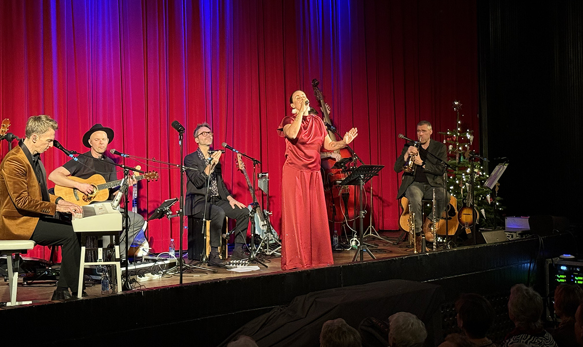 Julie Berthelsen spredte juleglæde i Kino Den Blå Engel