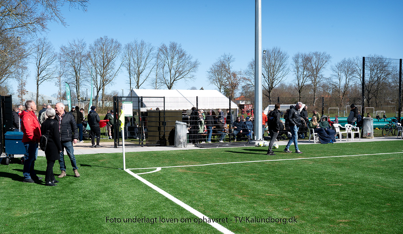 Helt ny kunstgræsbane indviet