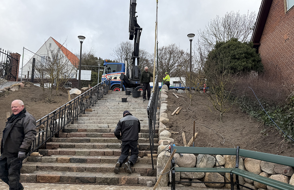 Fra slidt til smukt: Gelænderet tilbage på Møllebakketrappen