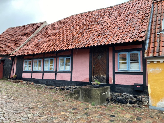Dyner, en pude, to hvidkålshoveder og en sparebøsse stjålet i Kalundborg